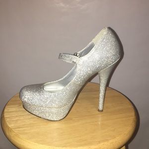 WOMENS SILVER GLITTER STRAP PUMPS